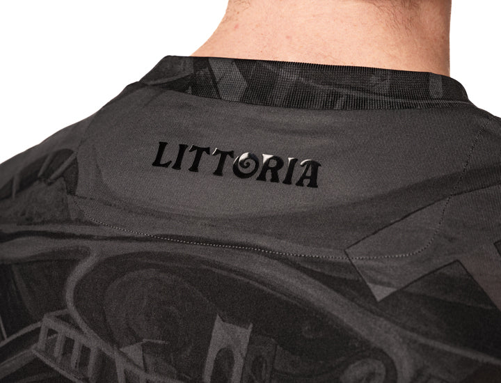Latina, la scritta “Littoria” sulle maglie in una gara ufficiale della Lega Pro. Che ha dato l’ok.